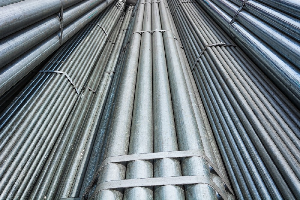 What measures are there to protect the quality of galvanized steel pipes during welding?